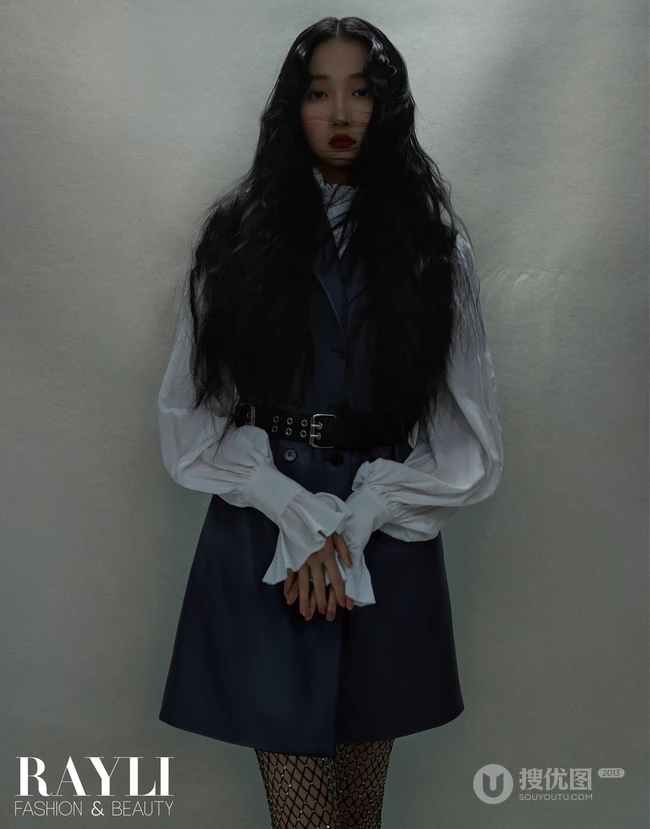 油画少女的静谧时光，关晓彤暗黑公主风格杂志写真图片