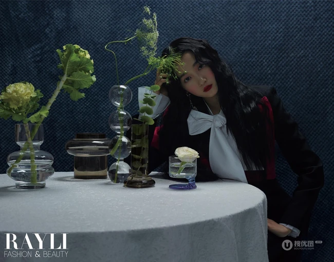 油画少女的静谧时光，关晓彤暗黑公主风格杂志写真图片