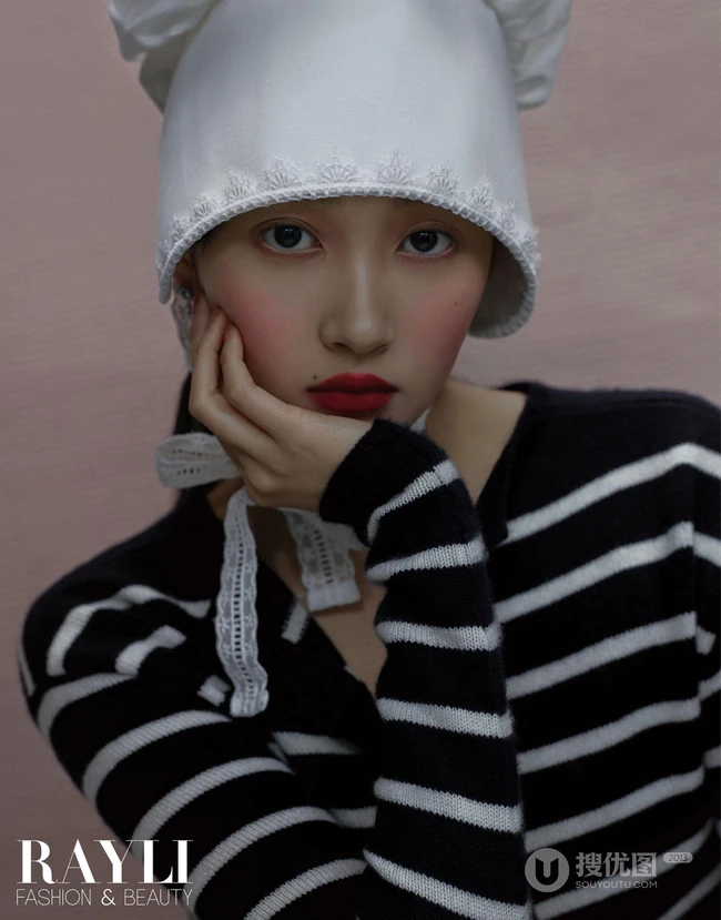 油画少女的静谧时光，关晓彤暗黑公主风格杂志写真图片