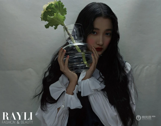 油画少女的静谧时光，关晓彤暗黑公主风格杂志写真图片
