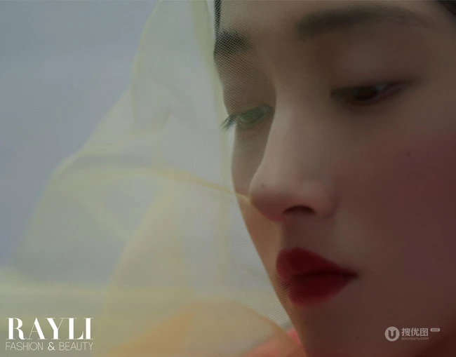 油画少女的静谧时光，关晓彤暗黑公主风格杂志写真图片