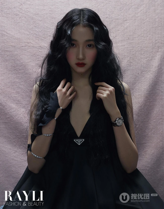油画少女的静谧时光，关晓彤暗黑公主风格杂志写真图片