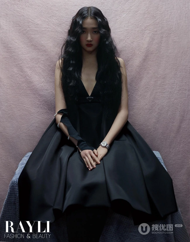 油画少女的静谧时光，关晓彤暗黑公主风格杂志写真图片