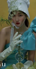 油画少女的静谧时光，关晓彤暗黑公主风格杂志写真图片