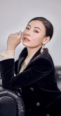 张柏芝神采奕奕，又美又飒正装穿搭室内沙发写真照片