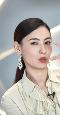 张柏芝神采奕奕，又美又飒正装穿搭室内沙发写真照片