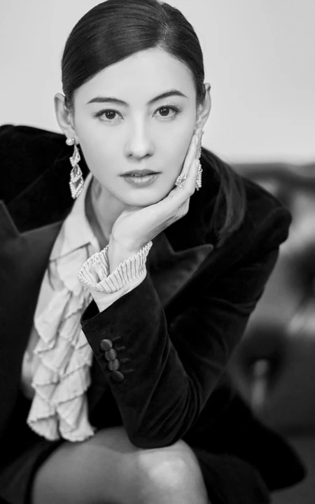 张柏芝神采奕奕，又美又飒正装穿搭室内沙发写真照片