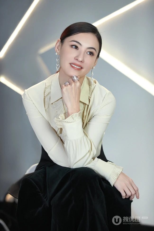 张柏芝神采奕奕，又美又飒正装穿搭室内沙发写真照片