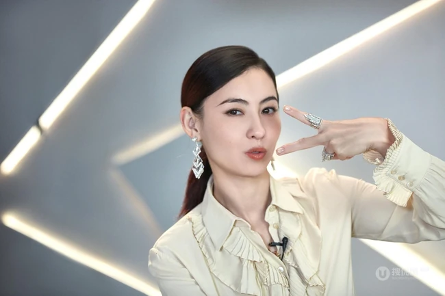 张柏芝神采奕奕，又美又飒正装穿搭室内沙发写真照片