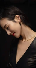 张钧甯气质V领紧身皮裙穿着又美又飒写真照片
