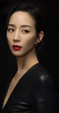 张钧甯气质V领紧身皮裙穿着又美又飒写真照片