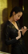 张钧甯气质V领紧身皮裙穿着又美又飒写真照片