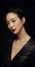 张钧甯气质V领紧身皮裙穿着又美又飒写真照片