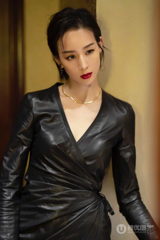 张钧甯气质V领紧身皮裙穿着又美又飒写真照片