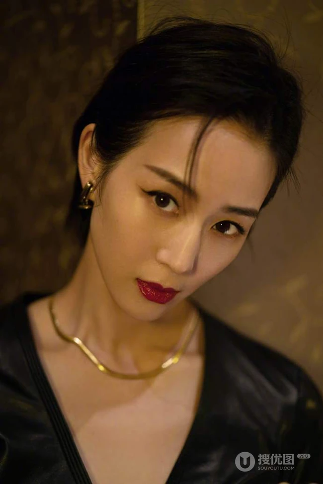 张钧甯气质V领紧身皮裙穿着又美又飒写真照片