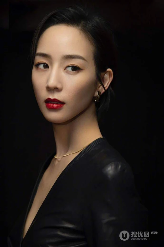 张钧甯气质V领紧身皮裙穿着又美又飒写真照片