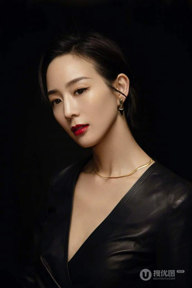 张钧甯气质V领紧身皮裙穿着又美又飒写真照片