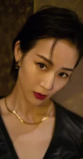 张钧甯气质V领紧身皮裙穿着又美又飒写真照片