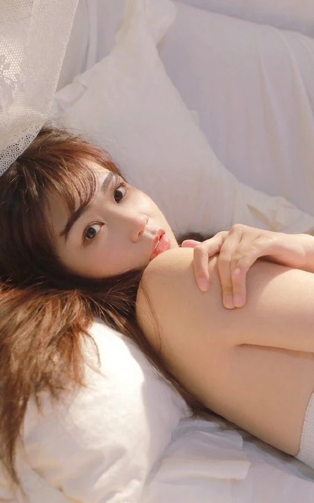 甜美可人软系女生妹子白色V领肩带礼裙衣短裤穿着室内氛围气质写真照
