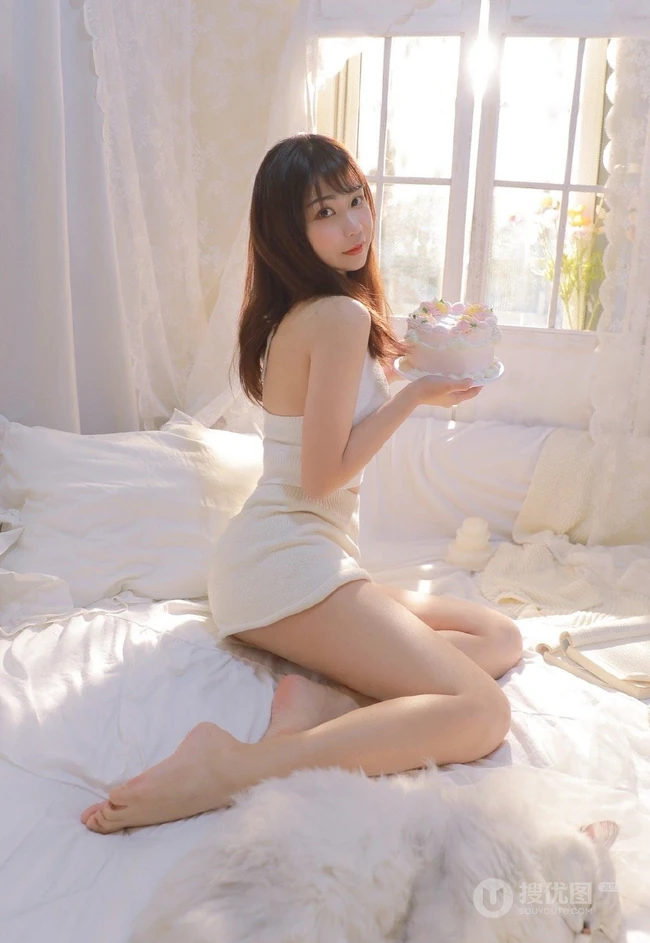 甜美可人软系女生妹子白色V领肩带礼裙衣短裤穿着室内氛围气质写真照