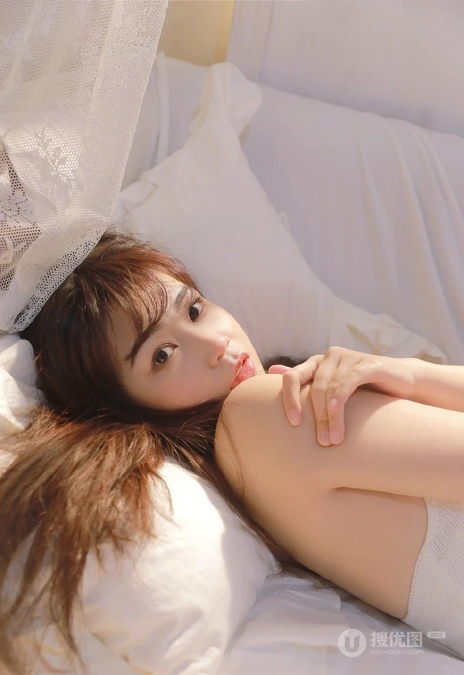 甜美可人软系女生妹子白色V领肩带礼裙衣短裤穿着室内氛围气质写真照