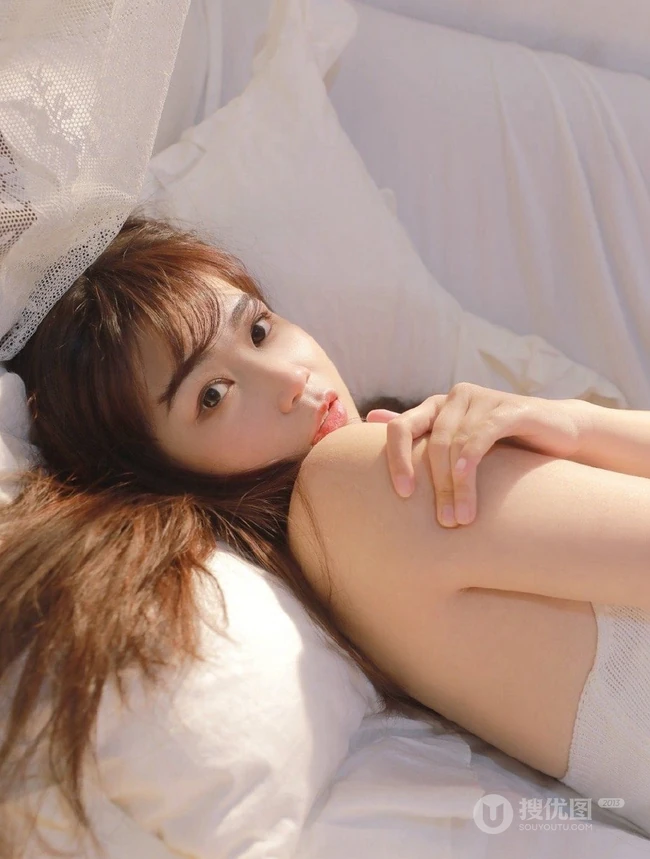 甜美可人软系女生妹子白色V领肩带礼裙衣短裤穿着室内氛围气质写真照