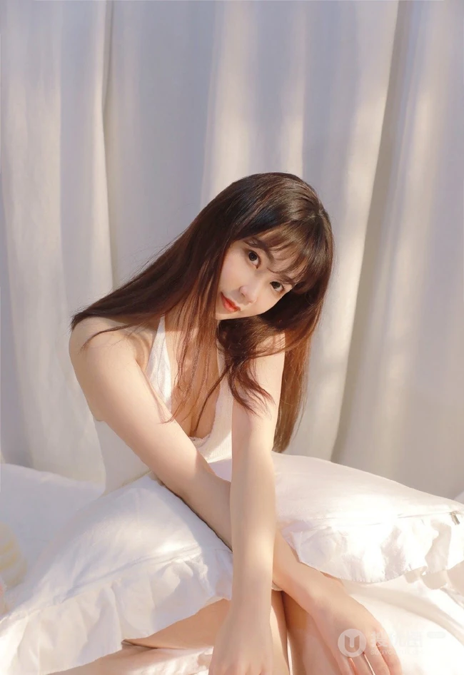 甜美可人软系女生妹子白色V领肩带礼裙衣短裤穿着室内氛围气质写真照