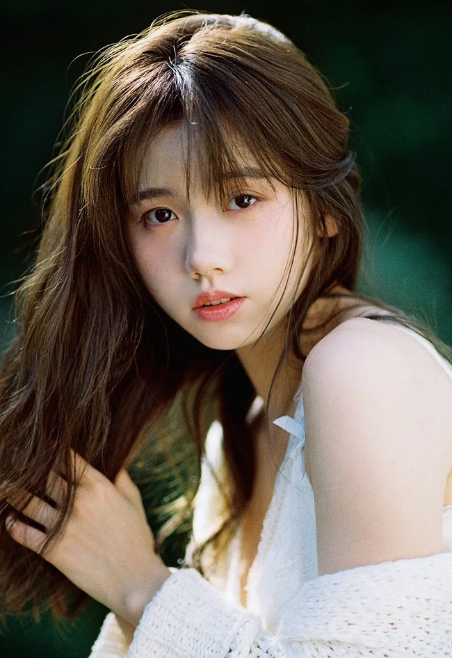 嘴唇微翘娇小可人精选少女林木婷子清纯唯美户外森系复古色写真照片