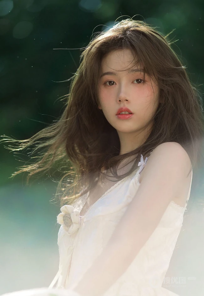 嘴唇微翘娇小可人精选少女林木婷子清纯唯美户外森系复古色写真照片