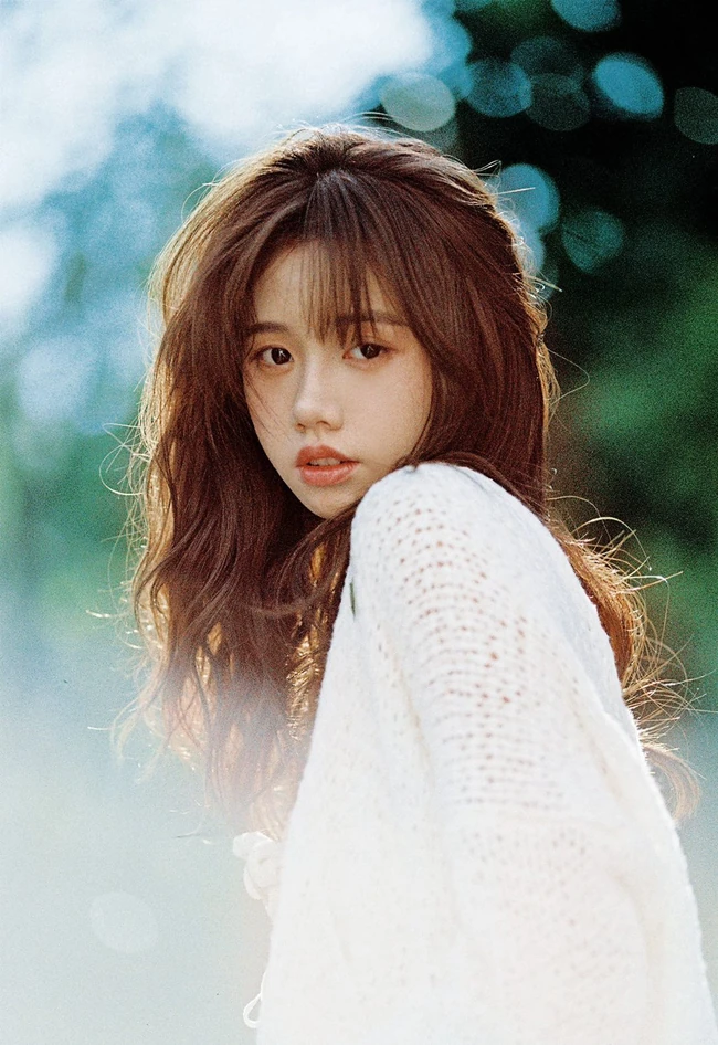 嘴唇微翘娇小可人精选少女林木婷子清纯唯美户外森系复古色写真照片