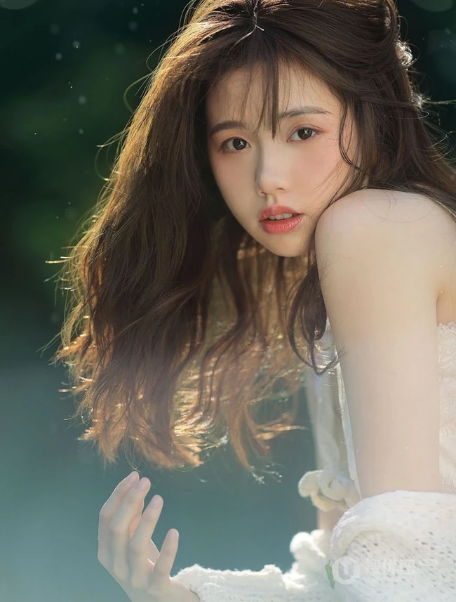 嘴唇微翘娇小可人精选少女林木婷子清纯唯美户外森系复古色写真照片