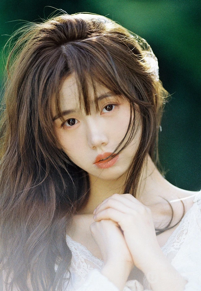 嘴唇微翘娇小可人精选少女林木婷子清纯唯美户外森系复古色写真照片