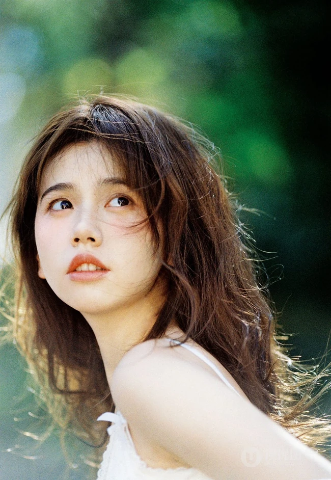 嘴唇微翘娇小可人精选少女林木婷子清纯唯美户外森系复古色写真照片