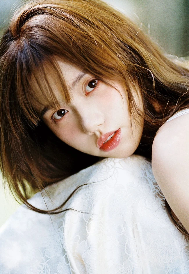 嘴唇微翘娇小可人精选少女林木婷子清纯唯美户外森系复古色写真照片