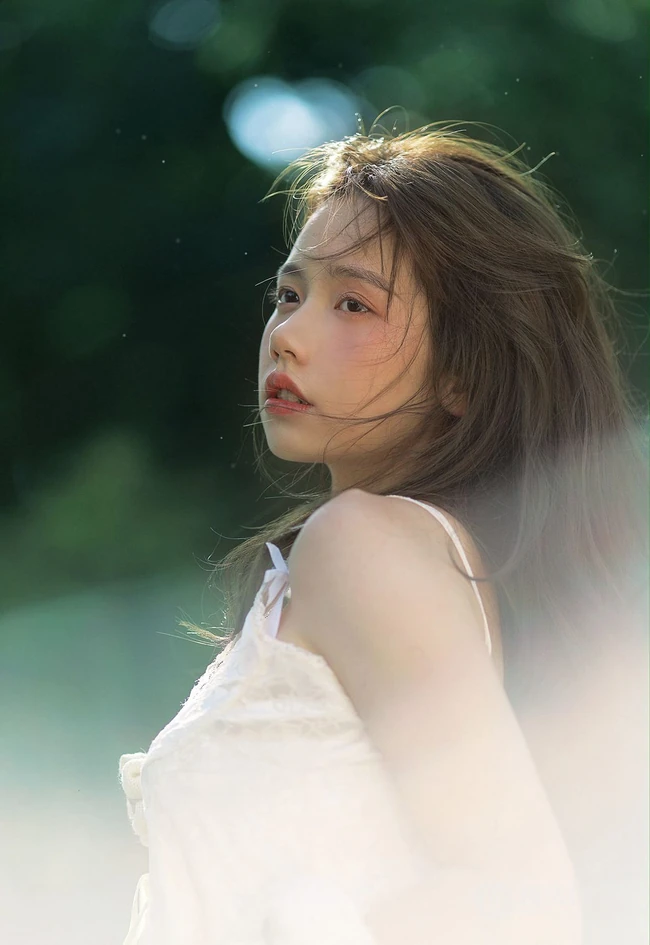 嘴唇微翘娇小可人精选少女林木婷子清纯唯美户外森系复古色写真照片