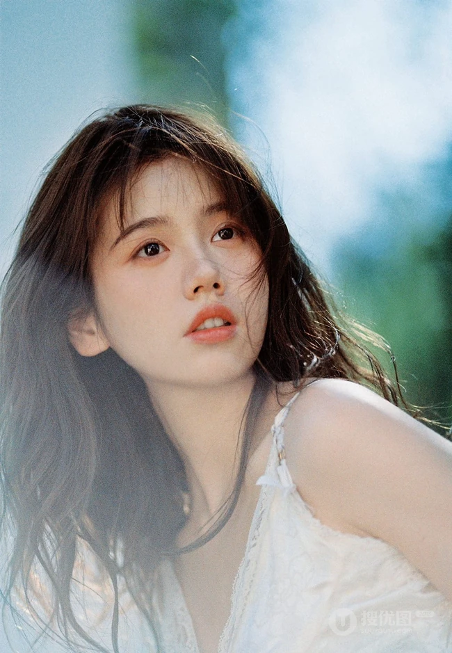 嘴唇微翘娇小可人精选少女林木婷子清纯唯美户外森系复古色写真照片