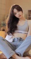 漂亮清新微卷发型运动背心牛仔裤网红女生奥荷黎气质暖室内写真照片