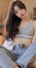 漂亮清新微卷发型运动背心牛仔裤网红女生奥荷黎气质暖室内写真照片