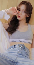 漂亮清新微卷发型运动背心牛仔裤网红女生奥荷黎气质暖室内写真照片