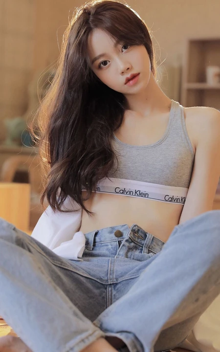 漂亮清新微卷发型运动背心牛仔裤网红女生奥荷黎气质暖室内写真照片