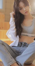 漂亮清新微卷发型运动背心牛仔裤网红女生奥荷黎气质暖室内写真照片