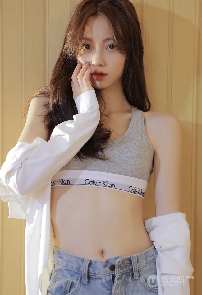 漂亮清新微卷发型运动背心牛仔裤网红女生奥荷黎气质暖室内写真照片