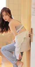 漂亮清新微卷发型运动背心牛仔裤网红女生奥荷黎气质暖室内写真照片