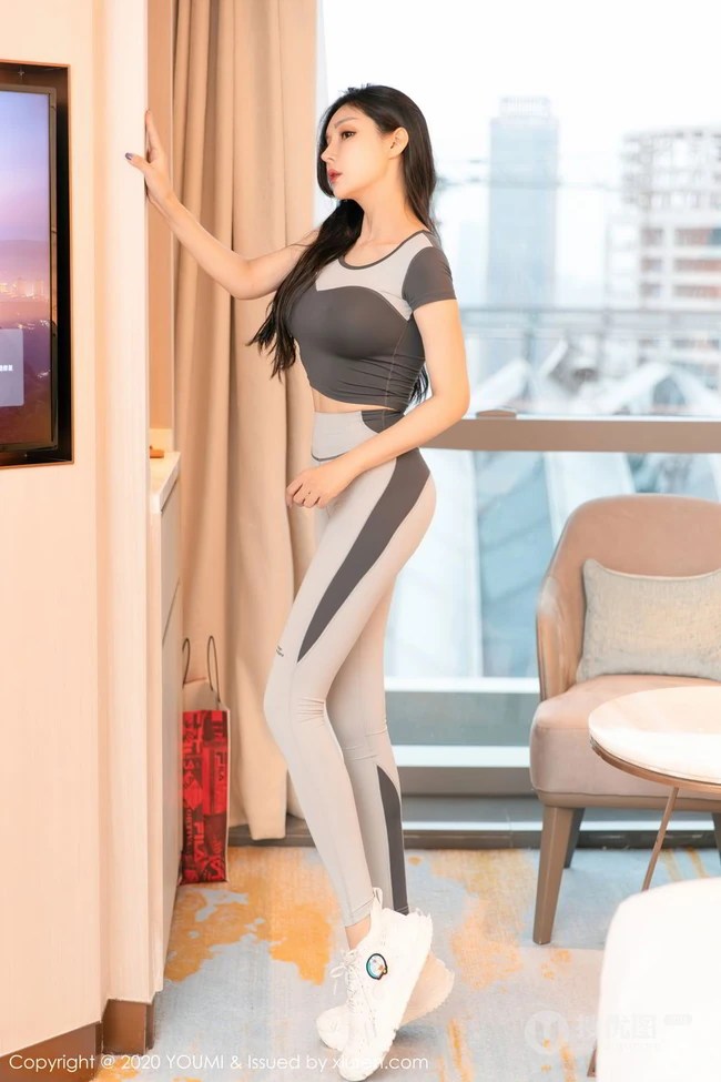 气质匀称身材气质女生田冰冰紧身运动衣长裤居家暖室内写真美照