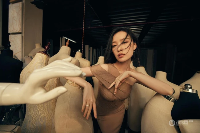 倪妮试衣间模特房慵懒十足艺术感写真图片