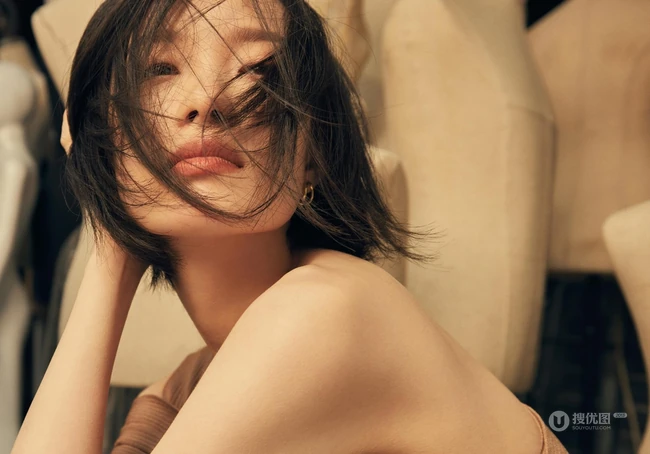 倪妮试衣间模特房慵懒十足艺术感写真图片