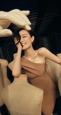 倪妮试衣间模特房慵懒十足艺术感写真图片