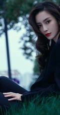 杨颖全黑LOOK穿搭轻熟范十足卷帘门前酷飒写真图片