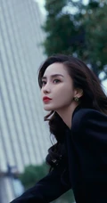 杨颖全黑LOOK穿搭轻熟范十足卷帘门前酷飒写真图片