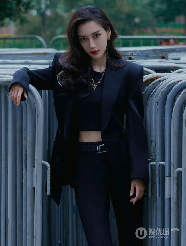 杨颖全黑LOOK穿搭轻熟范十足卷帘门前酷飒写真图片